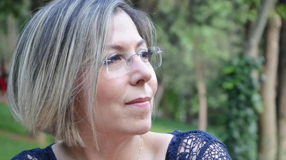 Koerdische schrijfster Suzan Samancı bij binnenkomst in Turkije aangehouden en onder reisverbod geplaatst