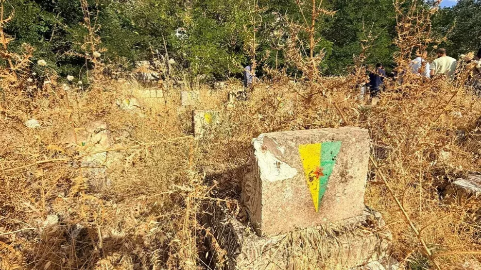 Begraafplaatsen in Şirnak, die al jaren verboden terrein waren, verkeren in erbarmelijke staat