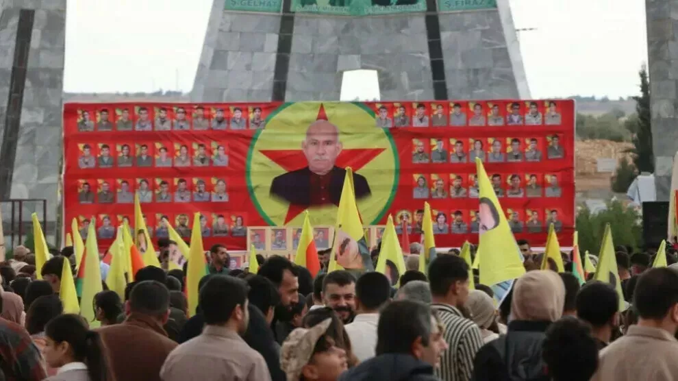 Duizenden herdenken 69 gesneuvelde guerrillastrijders in Kobanê