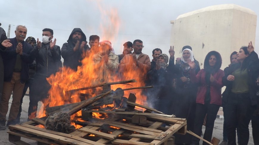 Inwoners van Kobane arriveren bij de Tishrin Dam